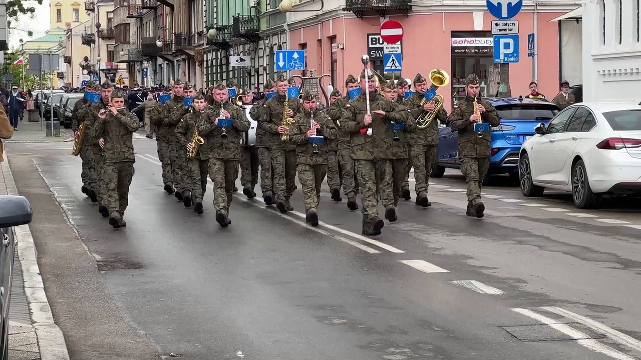 echodnia.eu Ślubowanie klas pierwszych Zakładu Doskonalenia Zawodowego. Były pokazy musztry, defilada i stoiska służb mundurowych