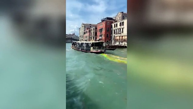 Colorante verde e rosso nel Canal Grande: l'azione di Extinction Rebellion a Venezia