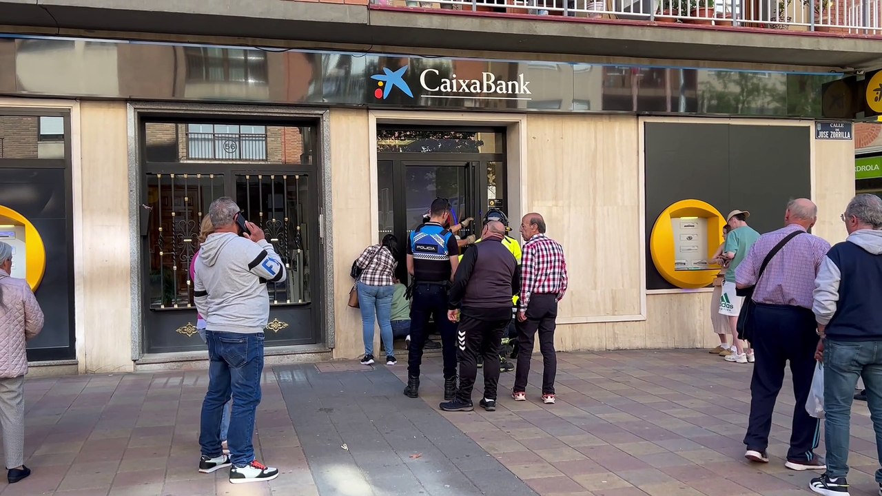 Los Bomberos rescatan a una niña de dos años atrapada en un cajero de José Zorrilla