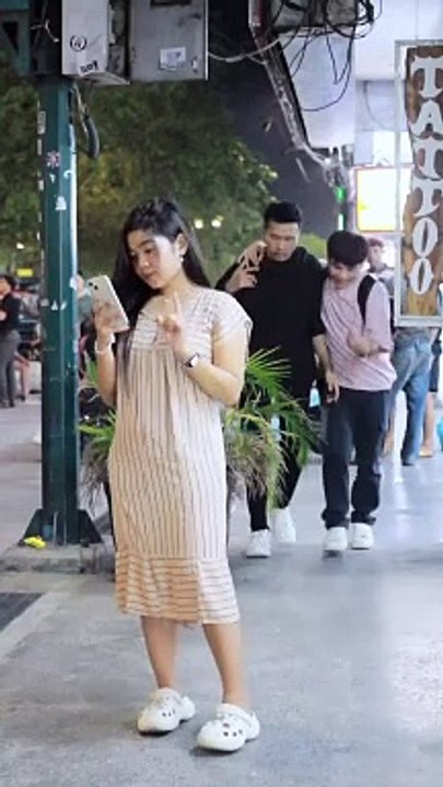 SALAH RANGKUL JADI MALU // Accidentally Hugging Prank // Cute Girls  // Romantic  Prank