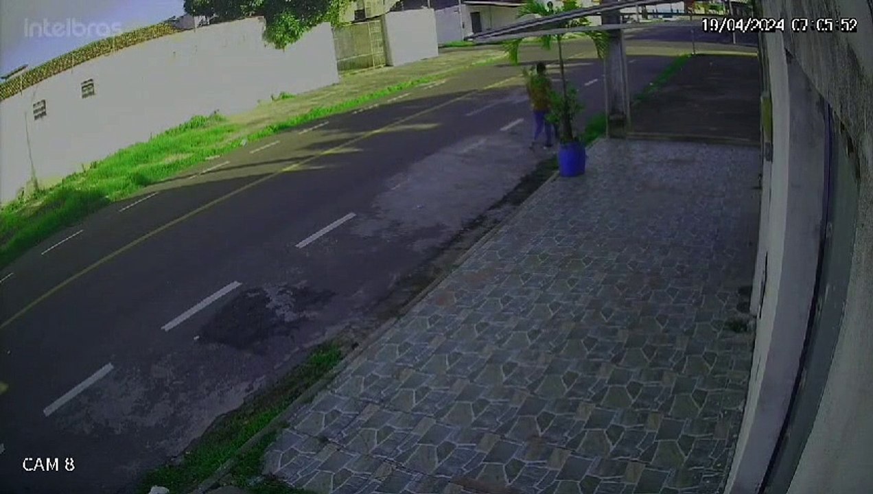 Colisão entre veículos deixa uma mulher morta e um ferido em Feira de Santana