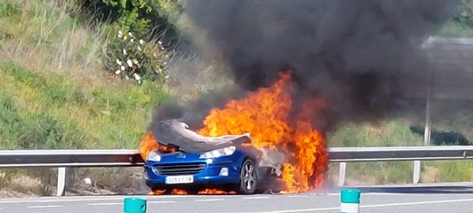 Un coche se incendia en Montearenas