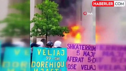 Arnavutluk'ta yolsuzlukları protesto eden öfkeli kalabalık belediye binasını yaktı