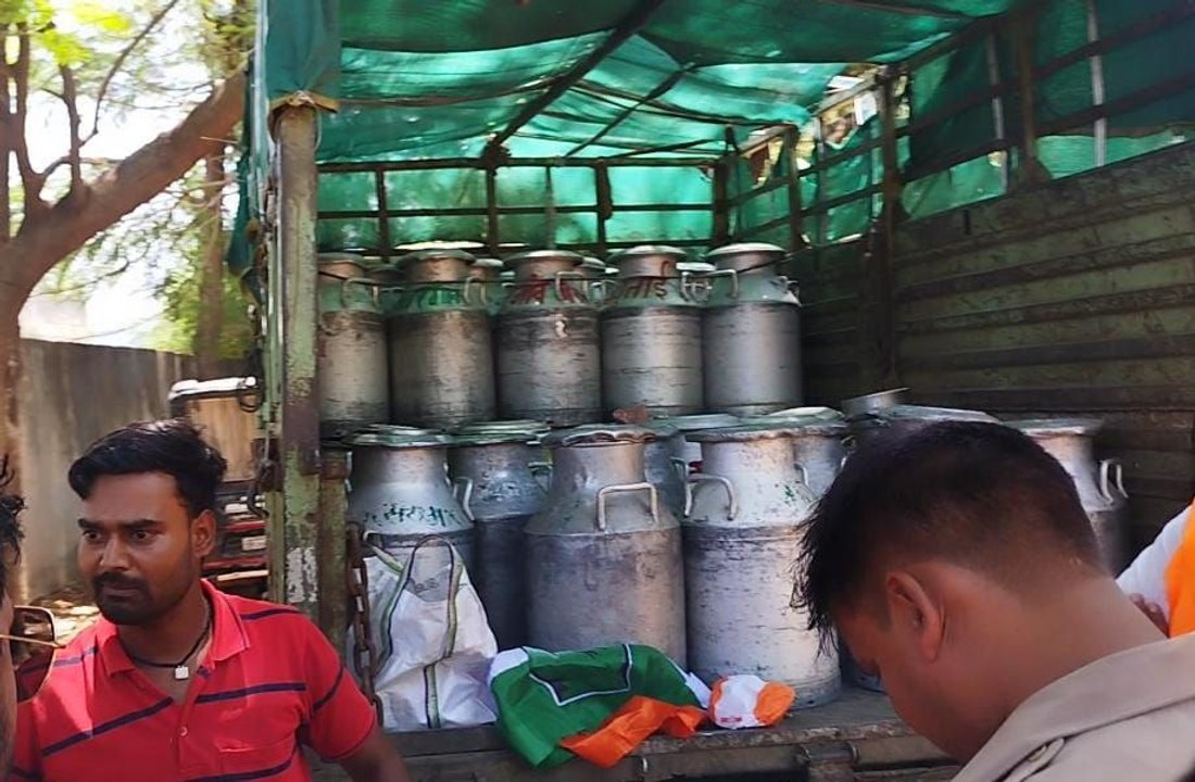 चुनाव से पहले यहां दूध की गाड़ी में मिली शराब, झंडे और बैनर भी मिले