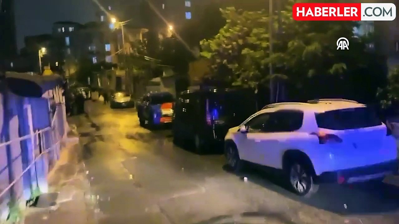 İstanbul Gaziosmanpaşa'da toprak kayması meydana geldi