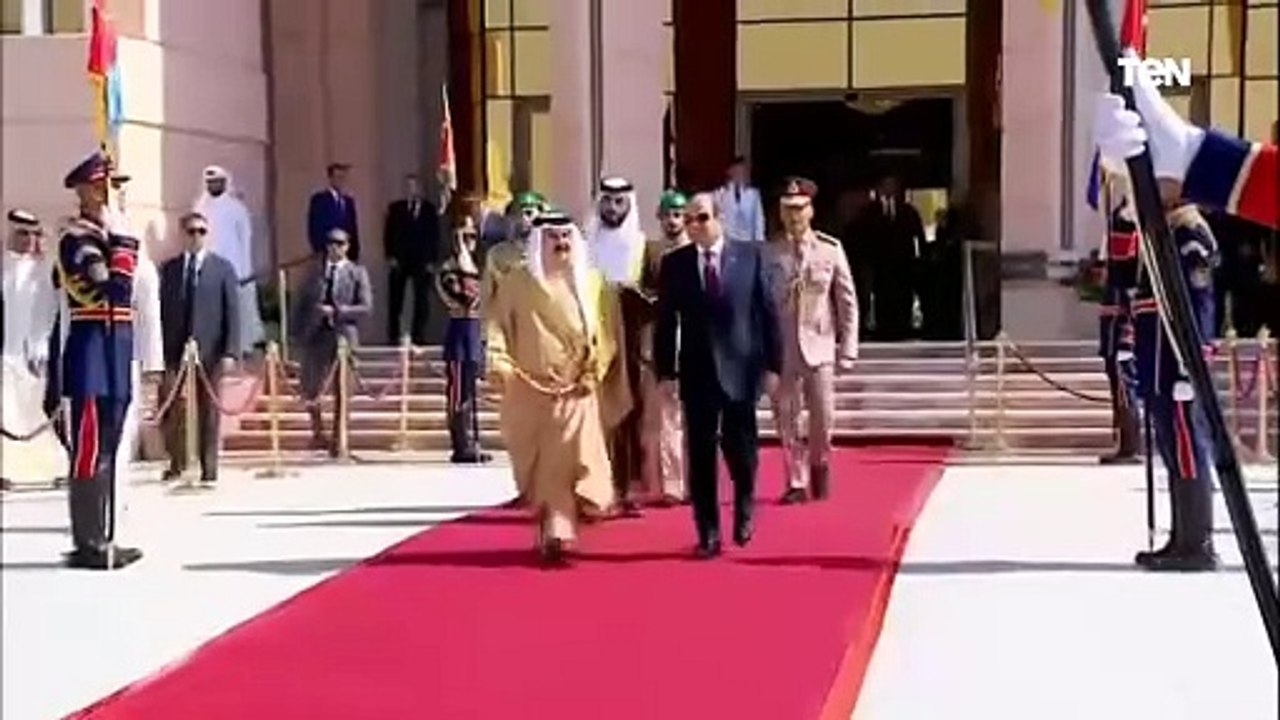 الرئيس عبد الفتاح السيسي يودع العاهل البحريني الملك حمد بن عيسى آل خليفة بمطار القاهرة الدولي في ختا