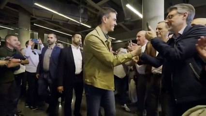 Sánchez pasa de saludar a un socialista negro en el cierre de campaña