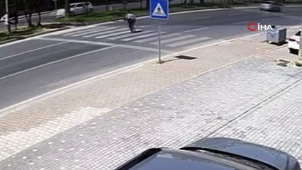 Yaşlı adam havada savruldu! Feci anlar kamerada