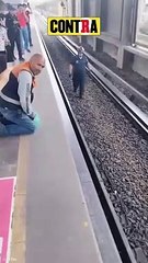 RESCATAN EN EL METRO A PAJARITO PARA QUE NO FUERA ARROLLADO