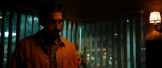 Monkey Man Film Extrait - Kid montre ses cicatrices à Queenie