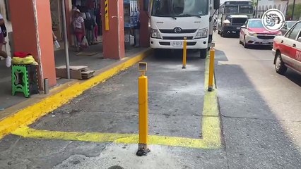 Harto de invasión de taxistas en su espacio, empresario de a Acayucan coloca bolardos en vía pública