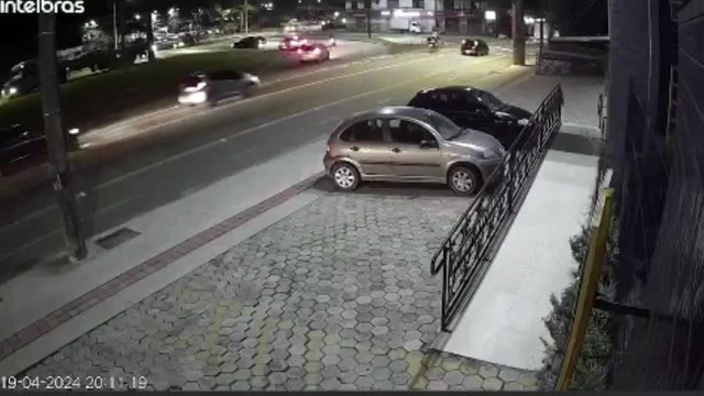 Caminhão bate em poste e causa explosões em frente a hospital de Joinville