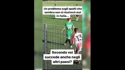Calcio giovanile, video-denuncia: «Mio figlio arbitro insultato perché ha fischiato un fallo in ritardo di 0,7 secondi»