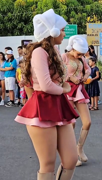 Alexandra Espinoza,  Cachiporrista de Tiburones Music Band