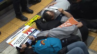 장애인단체, 지하철 승강장에 누워서 시위...활동가 2명 연행돼 / YTN