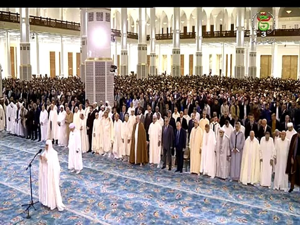 شاهد أول صلاة وركعة قام بها المعين" تبون" في حياته