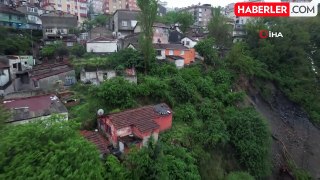 Gaziosmanpaşa'da toprak kayması sonucu tahliye edilen binaların durumu görüntülendi