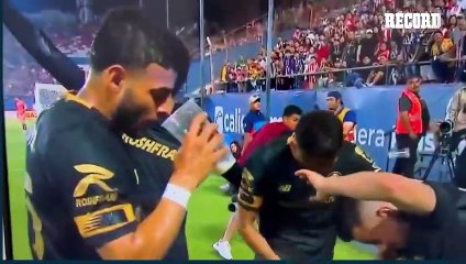 Alexis Vega bebe cerveza en pleno juego entre Atlético San Luis y Toluca