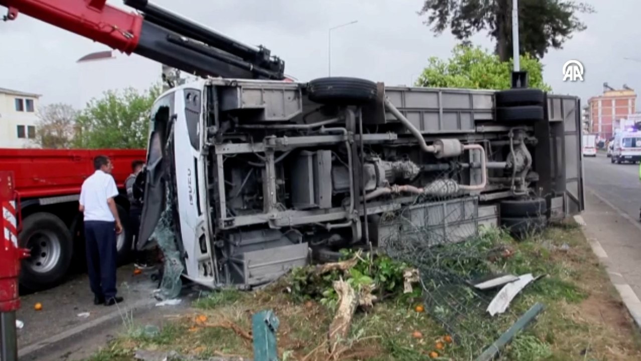 Otel servis aracı devrildi, 19 kişi yaralandı