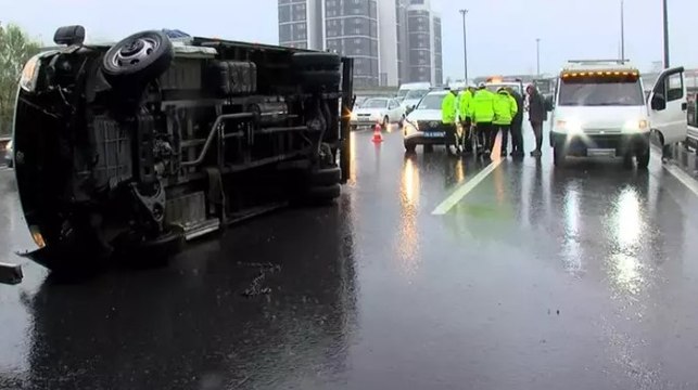 Sarıyer'de TEM Otoyolu'nu kilitleyen kaza: 4 yaralı