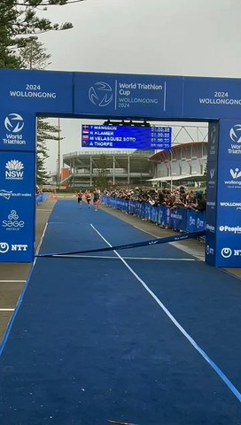 Sweden rising star Tilda Mansson pushes ahead of her rivals to win the World Triathlon Cup elite women's race in Wollongong on Saturday, April 20, 2024. Video by Josh Bartlett