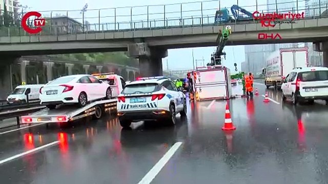 Sarıyer'de TEM Otoyolu'nu kilitleyen kaza: 4 yaralı