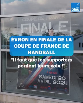 Les handballeuses d'Ambrières-les-Vallées, vainqueures de la coupe de France 2010, encouragent l'équipe d'Évron