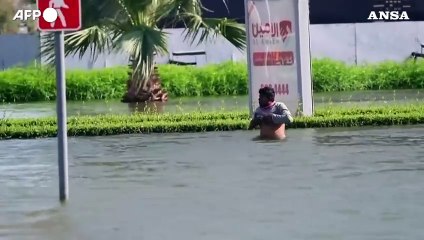 Dubai, molte zone ancora sott'acqua dopo le piogge record dei giorni scorsi