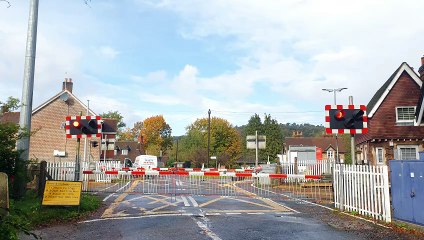 Level Crossing - Sampleoak Lane, Chilworth (30-10-23 at 11:43AM)