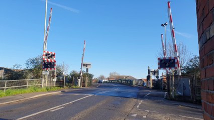Level Crossing - Sluice Bridge, Boston (29-11-23 at 11:10AM)
