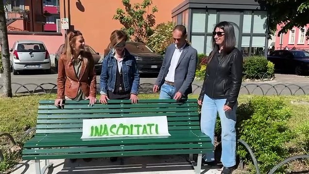 Opera, la manifestazione sotto il municipio dopo l'episodio della donna che si ? data fuoco per lo sfratto