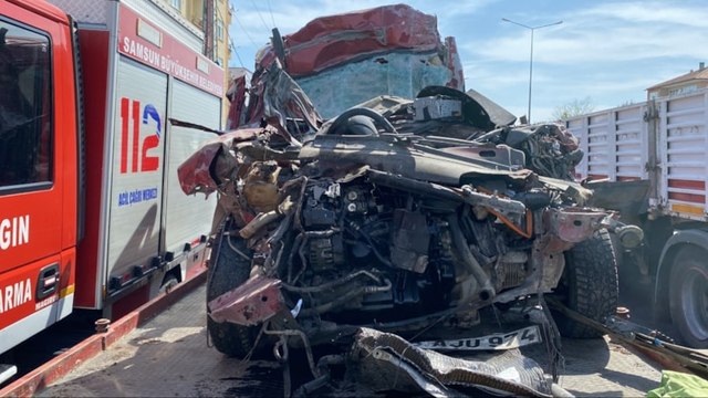 TIR’a arkadan çarpan araçtaki genç çift öldü