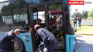 Halk otobüsü kırmızı ışıkta bekleyen araçlara daldı: 7 araç birbirine girdi, 8 yaralı