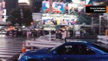 ビデオ：ルイス・ハミルトン、東京で日産スカイラインR34 GT-Rを運転し、ウェブを驚かせる