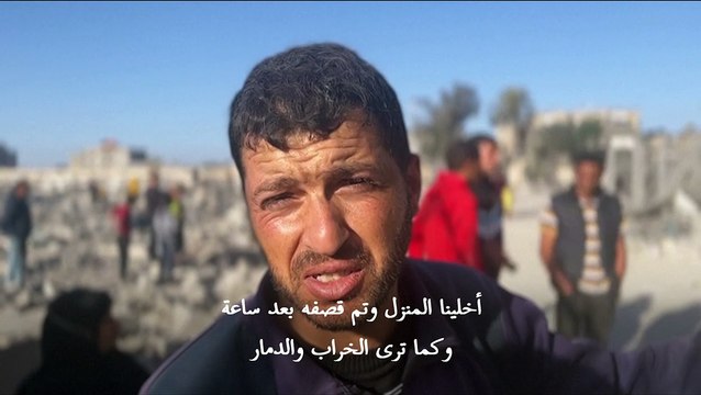 فلسطينيون يتفقدون الدمار عقب قصف إسرائيلي على رفح