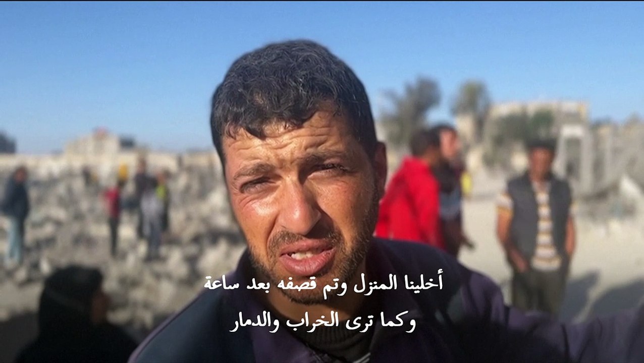 فلسطينيون يتفقدون الدمار عقب قصف إسرائيلي على رفح