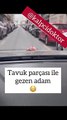 Tavuk parçası ile gezen adam uyardı