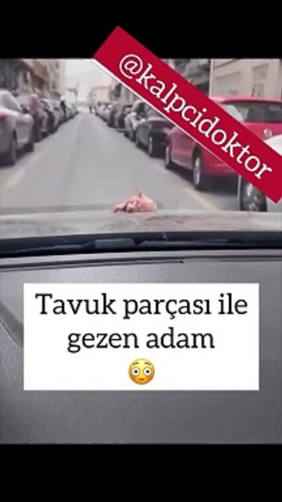 Tavuk parçası ile gezen adam uyardı