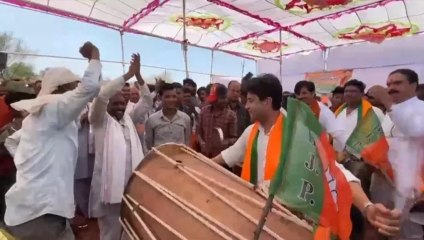 सुअटोर पहुंचे मंत्री ज्योतिरादित्य सिंधिया ने आदिवासियों के बीच बजाया ढ़ोल, डांस भी किया