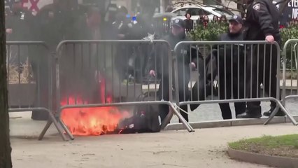 트럼프 재판 뉴욕법원 밖에서 분신한 남성 숨져 / YTN