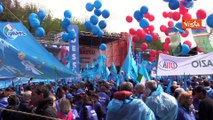 Cgil e Uil scendono in piazza a Roma, il corteo accolto da una nuvola di palloni rossi e azzurri