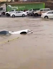 أمطار محايل تغمر منازل وتجرف مركبات