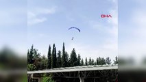 Osmaniye’de kurtuluş kutlamalarında paraşüt pilotu ağaçlara takıldı