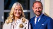 GALA VIDEO - Haakon et Mette-Marit de Norvège glamourissimes : un nouveau cliché officiel du couple héritier dévoilé