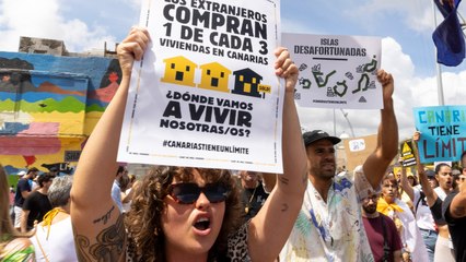 Miles de personas salen a las calles en Canarias contra el turismo masivo