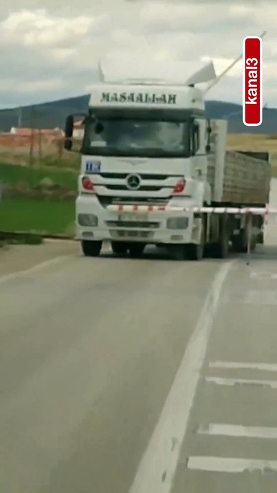 Afyon'un İhsaniye ilçesinde hemzemin geçitte kalan bir TIR'a, hızla gelen tren çarptı.