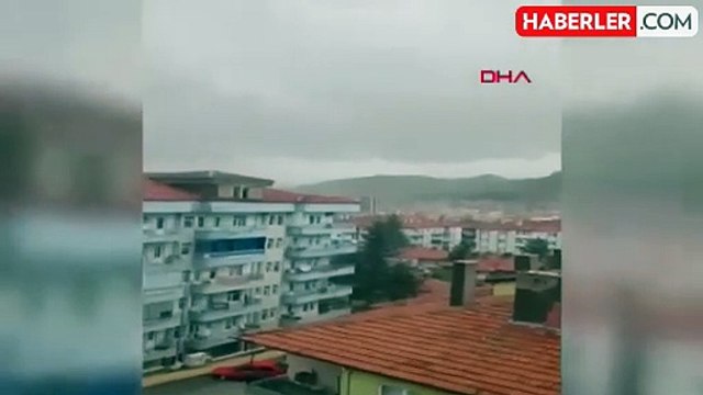 Cep telefonu kamerasına anbean yansıdı! Çankırı'da şiddetli fırtınaya dayanamayan cami minaresi devrildi