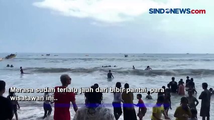 Detik-detik Penyelamatan Wisatawan yang Terseret Ombak di Pantai Carita