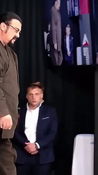 Steven Seagal démontre sa maîtrise de l'aïkido dans une vitrine captivante de prouesses des arts martiaux. #MasterEnAction #StevenSeagal #Aikido #ArtsMartiaux