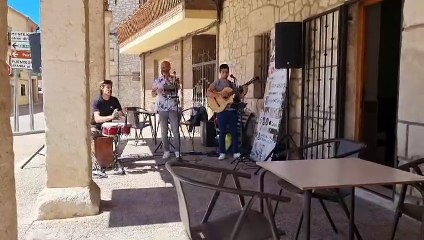 Fuentelcésped reabre el bar y lo celebra con una gran fiesta